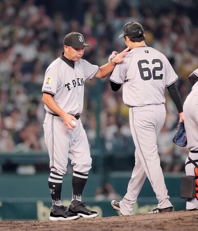 　６回、横川（左）の交代を告げた阿部監督
