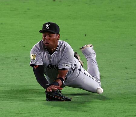 　７回、オコエは中野の打球にダイブするも捕球できず（撮影・山口登）