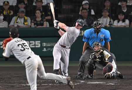 　７回、適時二塁打を放つキャベッジ（撮影・飯室逸平）