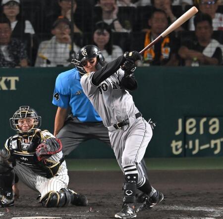 　７回、勝ち越し打を放つ若林（撮影・飯室逸平）