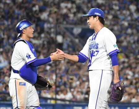 　５回まで無失点に抑え、松尾（左）と握手する藤浪（撮影・佐藤厚）