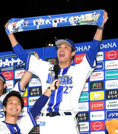 　ヒーローインタビューでタオルを掲げる藤浪（撮影・佐藤厚）