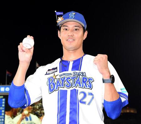 　ウイニングボールを手に笑顔を見せる藤浪（撮影・佐藤厚）