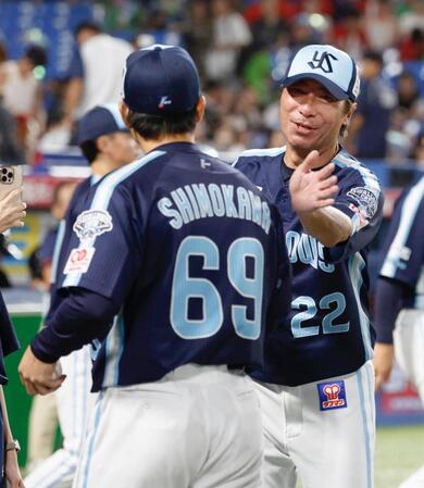 　広島に勝利し、プロ初勝利を挙げた下川（左）をねぎらう高津監督