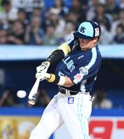 　２回、反撃の中越えソロを放った村上（撮影・園田高夫）