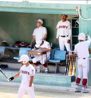 　ベンチから声を出す広陵・松本監督（奥右）（撮影・市尻達拡）