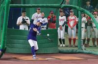 　打撃練習をするＫＯＢＥ　ＣＨＩＢＥＮ・イチロー氏（撮影・中田匡峻）