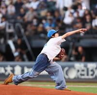 　ファーストピッチセレモニーで投球するＷＩＬＤ　ＢＬＵＥ・山下幸輝（撮影・中島達哉）