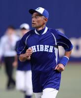 　応援団の元にあいさつへ向かったＫＯＢＥ　ＣＨＩＢＥＮ・イチロー氏（撮影・中田匡峻）