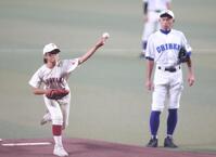 　始球式を務める副島羽加さん。右はＫＯＢＥ　ＣＨＩＢＥＮ・イチロー氏（撮影・中田匡峻）
