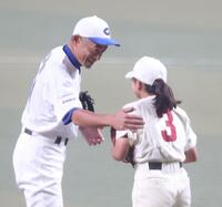 　始球式を務めた副島羽加さん（右）と笑顔で言葉を交わすＫＯＢＥ　ＣＨＩＢＥＮ・イチロー氏（撮影・中田匡峻）