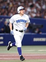　３回、右越えに先制３ランを放ったＫＯＢＥ　ＣＨＩＢＥＮ・松井秀喜氏は打球を見ながらゆっくりと走り出す（撮影・中田匡峻）
