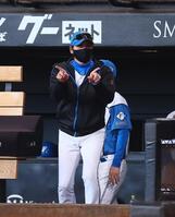 　５回、一塁けん制の判定にリクエストを要求する新庄監督（撮影・中島達哉）