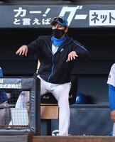 　５回、リプレー検証中に清宮幸にジェスチャーする新庄監督（撮影・中島達哉）