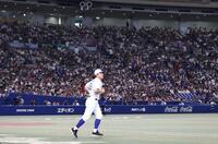 　３回裏に先制３ランを放ったＫＯＢＥ　ＣＨＩＢＥＮ・松井秀喜氏は大歓声を浴びながら４回の守備に向かう（撮影・中田匡峻）