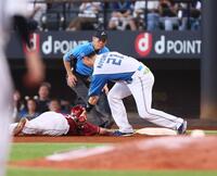 　５回、けん制で代走・小森にタッチする清宮幸（撮影・中島達哉）