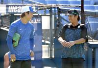 　高橋宏（左）と談笑する度会（撮影・佐藤厚）