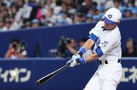 　８回、右前打を放つＫＯＢＥ　ＣＨＩＢＥＮ・イチロー氏