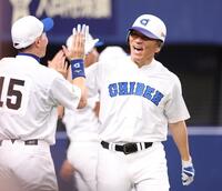 　３回、先制３ランを放ち、ナインとタッチを交わすＫＯＢＥ　ＣＨＩＢＥＮ・松井秀喜氏（右）＝撮影・中田匡峻