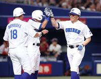 　３回、右越えに先制３ランを放ち、松坂大輔氏（１８）、イチロー氏（中央）とタッチを交わすＫＯＢＥ　ＣＨＩＢＥＮ・松井秀喜氏（撮影・中田匡峻）