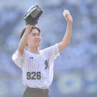 　始球式を務めスタンドの拍手に応える鈴木福（撮影・開出牧）