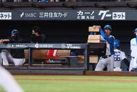 　１１回、万波（右から２人目）に代打を告げた新庄監督（撮影・中島達哉）