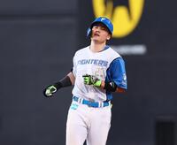 　１０回、中飛に倒れる清宮幸（撮影・中島達哉）