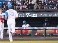 　７回途中から登板した斎藤（左から２人目）が代打・鈴木大を三邪飛に抑え、指を突き上げる新庄監督（右）＝撮影・中島達哉