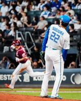 　１１回、中島（奥）に先制ソロを浴びた杉浦