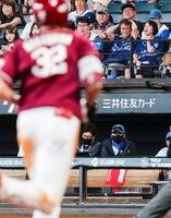 　１１回、中島（手前）に決勝打となる先制ソロを浴び、肩を落とす新庄監督