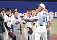 　高校野球女子選抜の選手たちと話すイチロー氏（右）（撮影・中田匡峻）