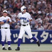 　３回、松井秀喜氏の先制３ランの打球を見ながら、ゆっくりと本塁に向かうＫＯＢＥ　ＣＨＩＢＥＮの二走・イチロー氏（撮影・中田匡峻）