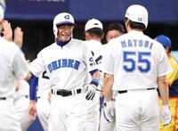 　３回、先制３ランを放った松井秀喜氏（５５）に笑顔を見せるＫＯＢＥ　ＣＨＩＢＥＮ・イチロー氏（撮影・中田匡峻）