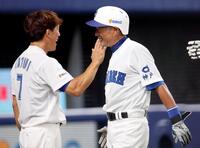 　３回、松井秀喜氏の先制３ランで生還し、松井稼頭央氏（左）に迎えられるＫＯＢＥ　ＣＨＩＢＥＮ・イチロー氏