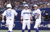 　３回、先制３ランを放ったＫＯＢＥ　ＣＨＩＢＥＮ・松井秀喜氏（左）を笑顔で出迎えるイチロー氏（右）と松坂大輔氏