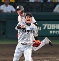 　２回、リチャードを併殺打に打ち取り、声を上げる才木（撮影・飯室逸平）