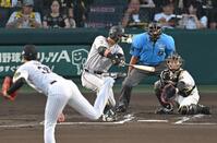 　２回、中前打を放つ吉川（撮影・飯室逸平）