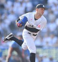 　力投する小島（撮影・開出牧）