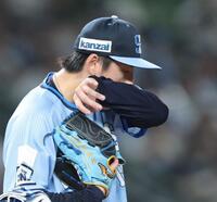 　５回、２点目を失い、顔の汗を拭う隅田（撮影・西岡正）