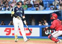 　２回、２死満塁の好機で見逃し三振に倒れた村上（撮影・園田高夫）