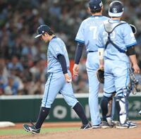 　６回途中で降板する隅田（左）＝撮影・西岡正