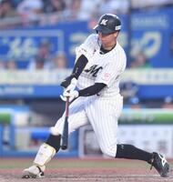 　５回、中前打を放つ上田（撮影・開出牧）