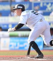 　１回、二ゴロに倒れた寺地（撮影・開出牧）