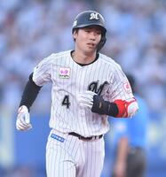 　４回、プロ初本塁打となる左越えソロを放ちベースを回る友杉（撮影・開出牧）