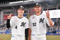 　プロ初本塁打の左越えソロを放ち笑顔でポーズを決める友杉（左）と同点ソロを放った佐藤（撮影・開出牧）