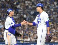 　５回まで無失点に抑え、松尾（左）と握手する藤浪（撮影・佐藤厚）