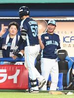 　５回、左越えソロを放った北村恵を笑顔で迎える高津監督（右）＝撮影・園田高夫