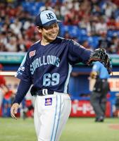 　４回を終え、ベンチに戻る下川