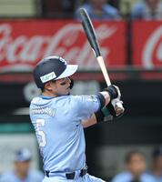 　５回、左越えに適時二塁打を放つ外崎（撮影・西岡正）