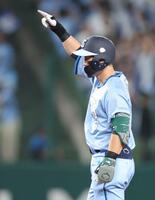 　５回、適時二塁打を放ち、ベンチへ向かって手を上げる外崎（撮影・西岡正）
